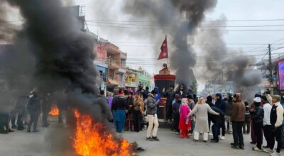 दाङको तुलसीपुर बसपार्कमा बसको ठक्करबाट एक महिलाको मृत्यु भएको घटनामा पीडित पक्षले आक्रोश प्रकट गर्दै बजार र यातायात बन्द गराए