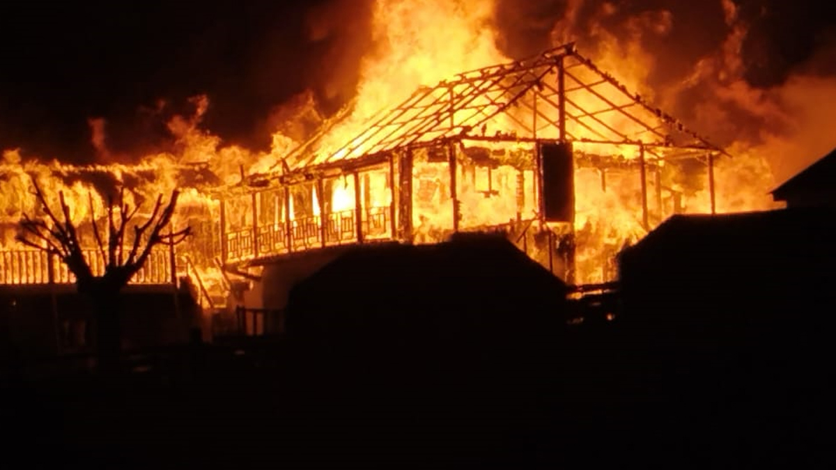 Homopal Fire मुगुको डाँफे होटलमा आगलागी पाँच घरटहरा नष्ट, पाहुनाको उद्धार « Online ...