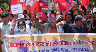 नेपाली भूमिमा एकपक्षीय ढंगले तटबन्ध निर्माण गरेको विरोधमा भारतीय दूतावास अगाडि प्रदर्शन