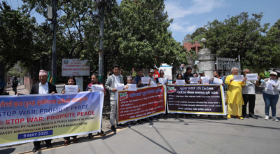 युद्ध रोक्न माग गर्दै भारतीय दूतावास अगाडि प्रदर्शन