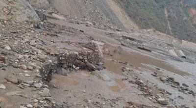 वर्षाले डाइभर्सन बगाएपछि १२ घन्टादेखि बीपी राजमार्ग अवरुद्ध, सरकार हेरेको हेर्यै