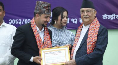 प्रधानमन्त्री ओलीबाट सुटमालाका सीईओ राज कार्की युवा व्यवसायी सम्मानबाट सम्मानित