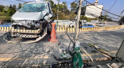 मापसे गरेर तीव्र रूपमा चलाएको कारले हात्तीवनमा विद्युतको पोल भाँच्यो, तीनजना घाइते