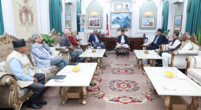 प्रधानमन्त्री ओली, देउवा र प्रचण्ड सिंहदरबारमा, गृहमन्त्री र अर्थमन्त्री पनि सहभागी