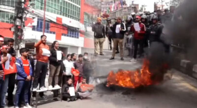 कार्की आयोगको प्रतिवेदन एमाले कार्यकर्ताले जलाए, सडकमा बल्याे टायर