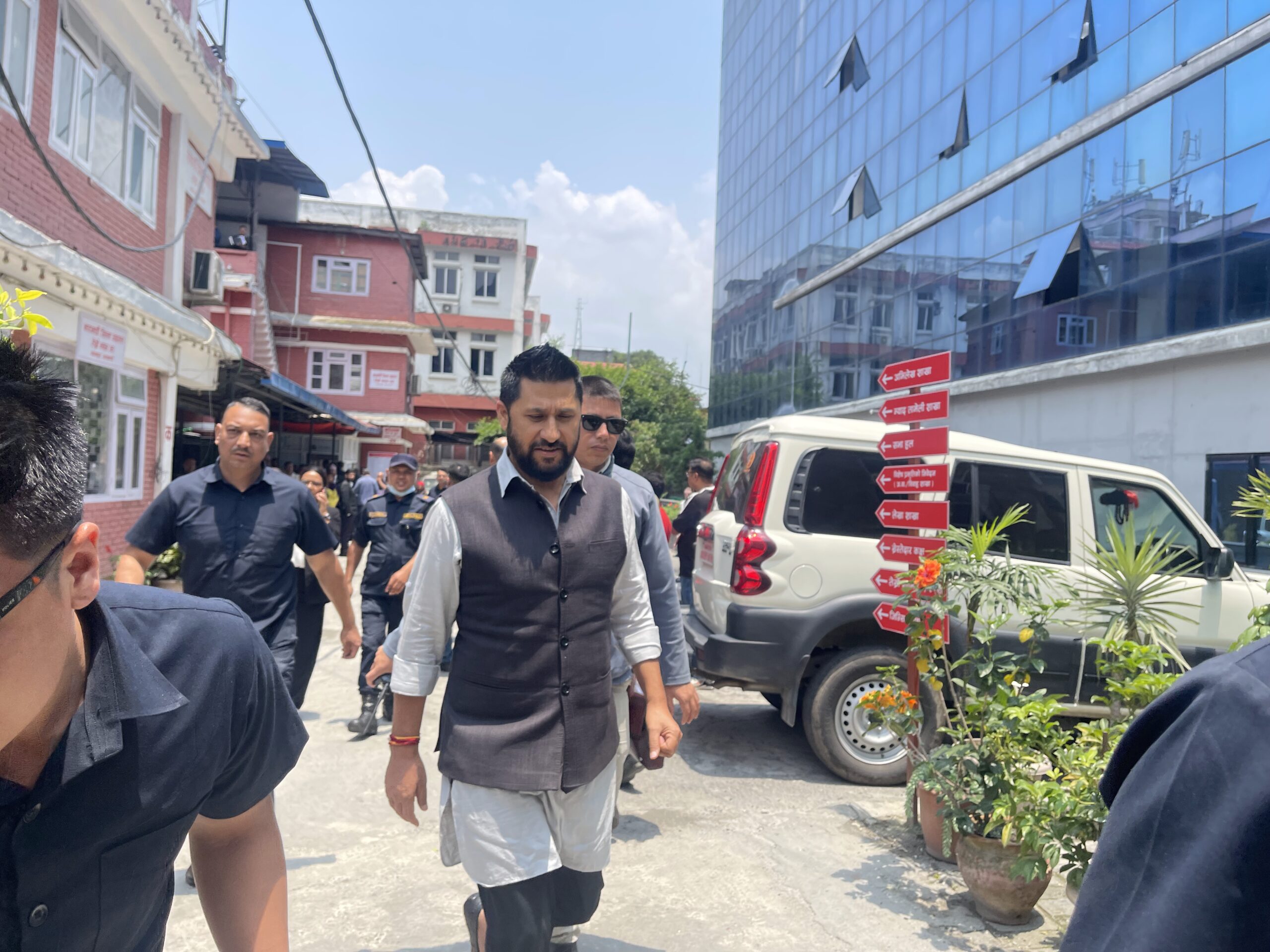 रवि लामिछानेले सहकारी बचत अपचलन मुद्दामा काठमाडौं जिल्ला अदालतमा तारेख बुझे