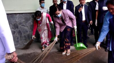 स्वास्थ्य तथा जनसंख्या मन्त्री निशा मेहेता ले सरसफाइ गर्दै सप्ताहव्यापी सफाइ अभियानको औपचारिक उद्घाटन गरेकी छन् ।