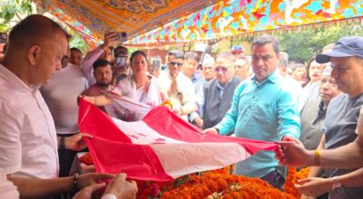 पूर्वमन्त्रीको शरीरमा नेपाली कांग्रेसका सभापति गगन थापाले पार्टीको झण्डा ओढाएर श्रद्धाञ्जली व्यक्त 