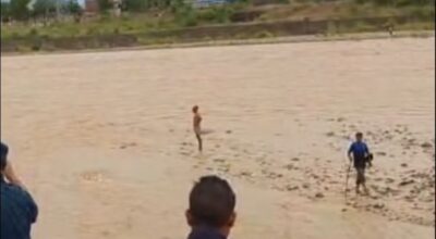 तिनाउ खोलाको बाढीमा फसेका युवकको सकुशल उद्धार