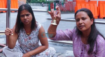 सिंहदरबारको मूल गेटमै घन्टी बजाउँदै सरकारविरुद्ध विरोध प्रदर्शन 