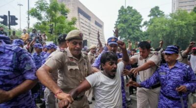 दिल्लीमा संसद् भवनतर्फ अघि बढेका ककरोच पार्टीका कार्यकर्तामाथि प्रहरीको लाठीचार्ज