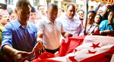 सभापति गगन थापाले पार्टीको झन्डा ओढाएर वरिष्ठ नेता श्रेष्ठप्रति  श्रद्धाञ्जलि अर्पण 