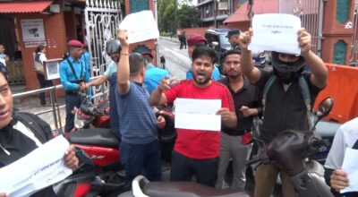 एमाले निकट अनेरास्ववियुले सिंहदरबारको मूल गेटमै बाइक पार्किङ प्रदर्शनकारी पक्राउ
