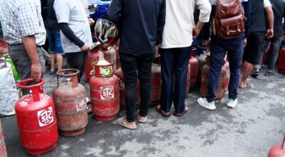 ग्यास लिन घण्टौँ लाइनमा उपभोक्ता, बसुन्धरामा देखियो यस्तो दृश्य