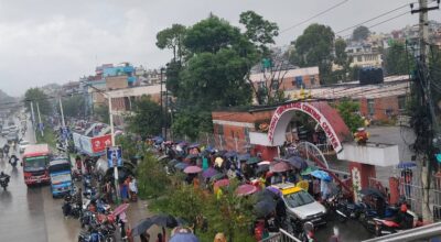 पानीमा भिज्दै ग्यास लिन लाइनमा उपभोक्ता