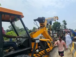 सडकबाट JCB खस्दा चालकको मृत्यु