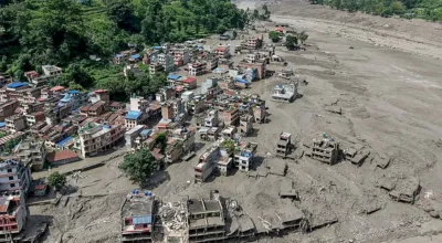 हेलिकप्टरबाट रसुवाका बाढीपीडितलाई खाद्यान्न वितरण