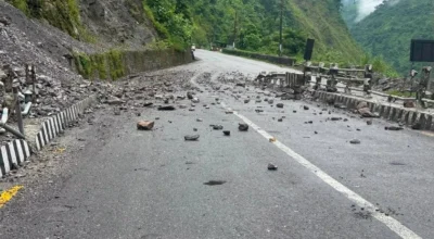 नारायणगढ–मुग्लिन सडकखण्डमा ढुंगा खस्दा जोखिम