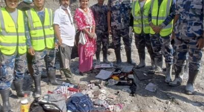बाढीले पुरिएको घरबाट ५.५ तोला सुन र नगद फेला, घरधनीलाई हस्तान्तरण