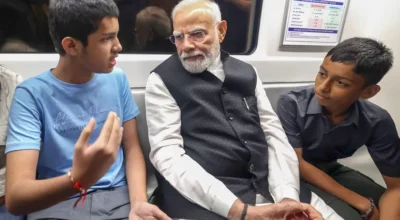 मेट्रोमा मोदी : यात्रुसँग घुलमिल, बालबालिका उत्साहित