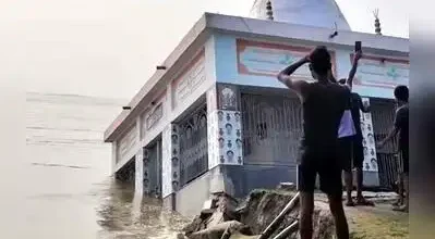 गंगाको भेलले ढल्यो ऐतिहासिक १७५ वर्ष पुरानो शिव मन्दिर