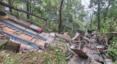 पोखरामा विद्यार्थी बोकेको बस २०० मिटर तल खस्यो, पाँच जनाको मृत्यु