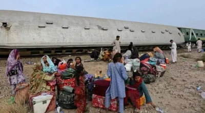 पाकिस्तानमा रेल दुर्घटनाले निम्त्यायो ठूलो क्षति, ६ को मृ-त्यु