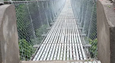 मलेखुको झोलुङ्गे पुल बन्यो वैकल्पिक मार्ग, पैदल पुलमा गुड्न थाले सवारी